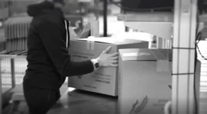 operatrice di magazzino sposta pacchi con merci alimentari