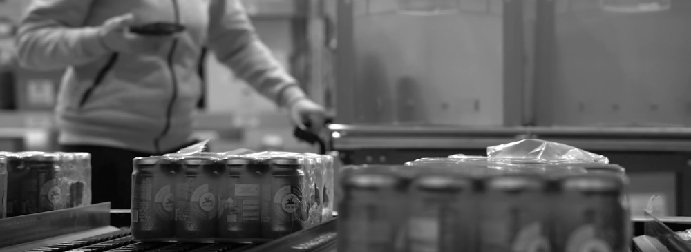 Logistica alimentare: operatrice di magazzino Alce Nero e-commerce prepara cassetta con ordini alimentari