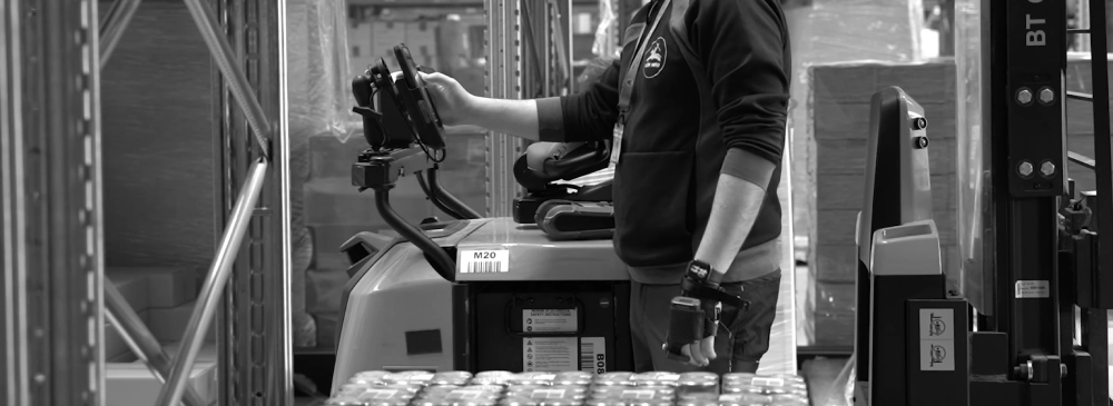 Logistica alimentare: operatore magazzino Alce Nero scansiona barcode lotti alimentari e fa aggiornare il software WMS