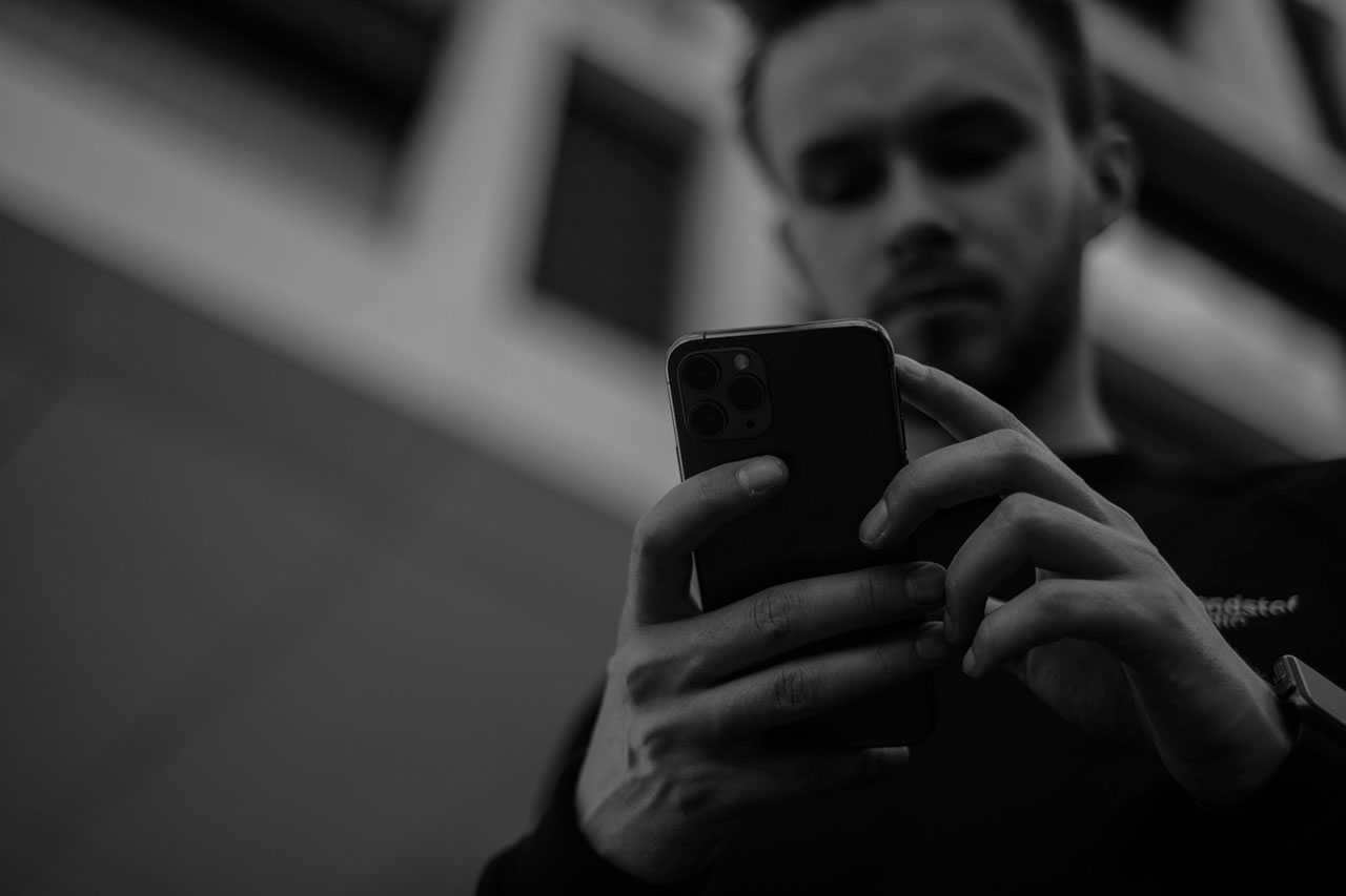 uomo utilizza un telefono cellulare