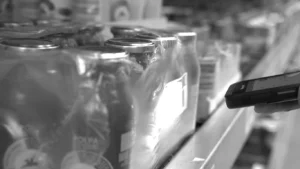 dispositivo mobile scansiona RFID/codici a barre di un lotto alimentare in magazzino per l'inventario automatico con WMS