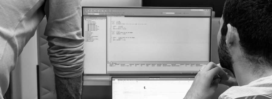 Sviluppatori software durante daily scrum davanti al pc