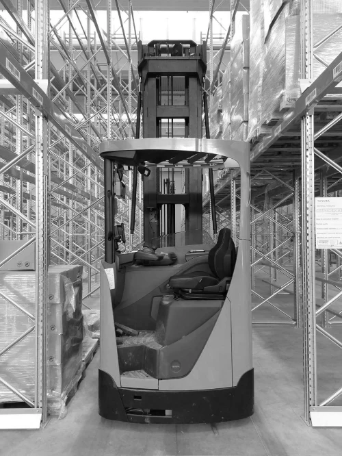 Carrello trilaterale in corsia stretta di magazzino