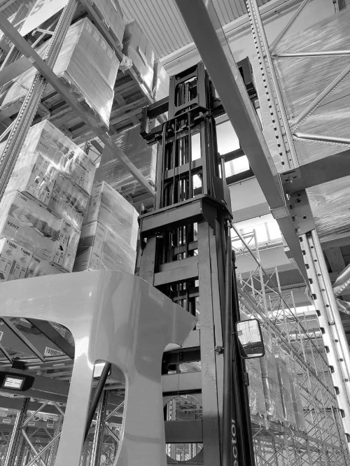 Carrello trilaterale elevatore in magazzino si estende in verticale