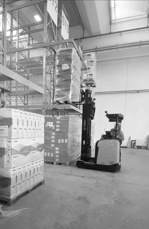 Carrelli trilaterali in magazzino: prelievo pallet in direzione avanti