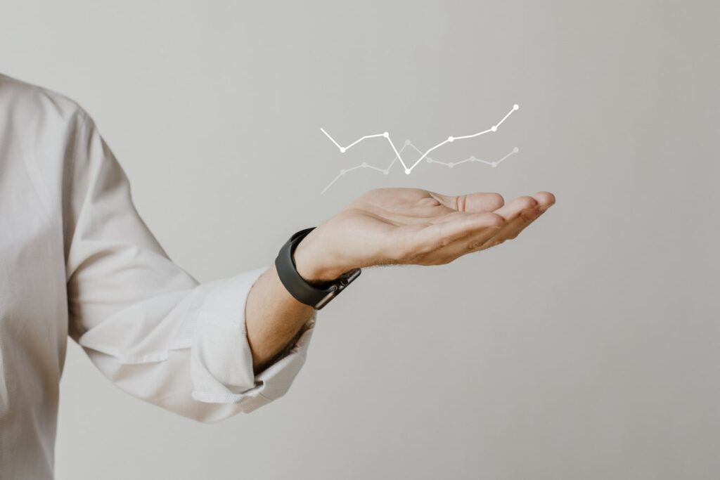 kpi logistica: persona che sorregge sulla mano un grafico