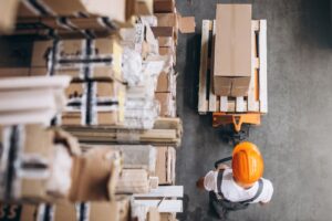 i kpi nella logistica: immagine di un magazzino con operatore