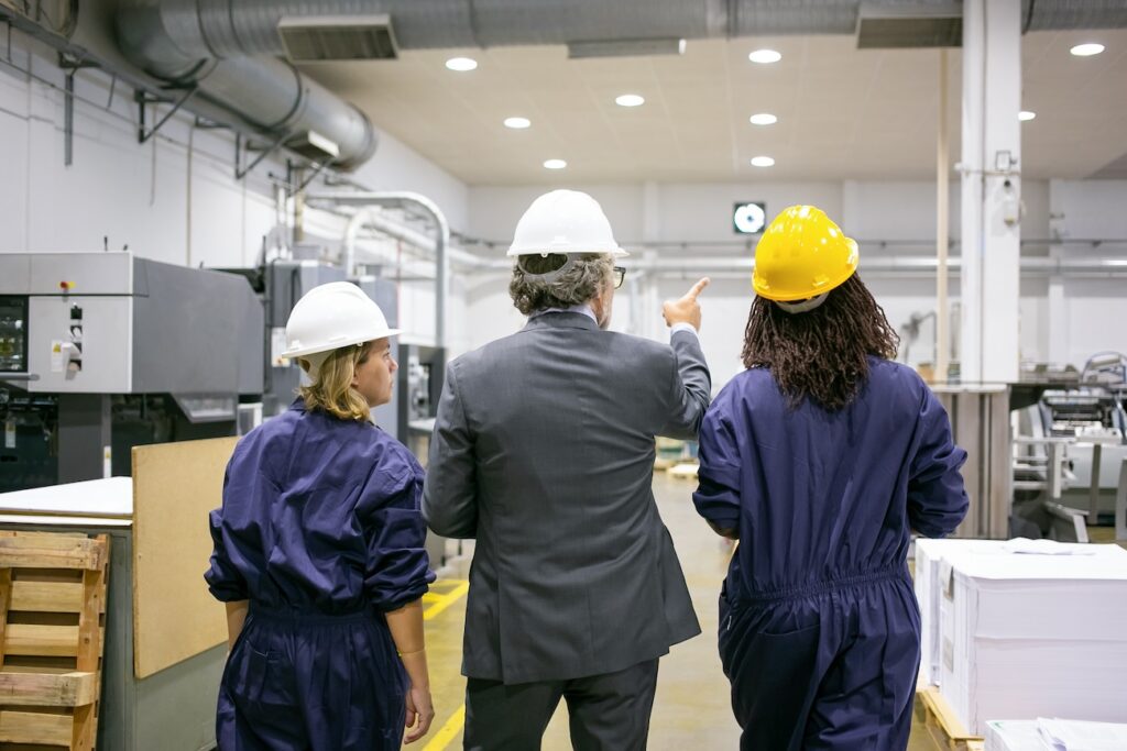 la gestione della produzione: persone al lavoro in magazzino