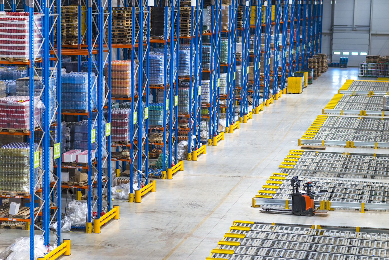 magazzino con focus sulle scaffalature