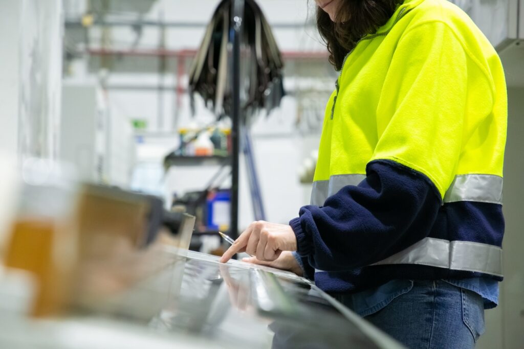 sistemi di gestione della produzione: operatrice al lavoro in magazzino