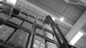 AGV preleva pallet in magazzino secondo logica FEFO