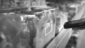 operatore scansiona il barcode di un prodotto alimentare per controllarne la tracciabilità