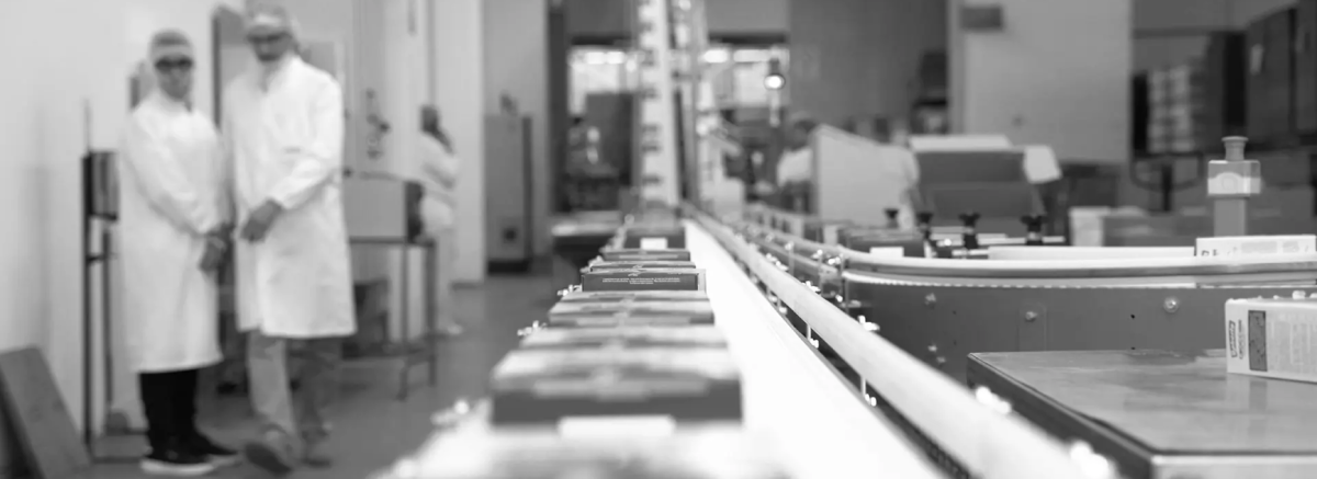 Tracciabilit&agrave; alimentare: rullo con primo piano su prodotti alimentari nella fabbrica di Roberto Industria Alimentare, cliente Stesi