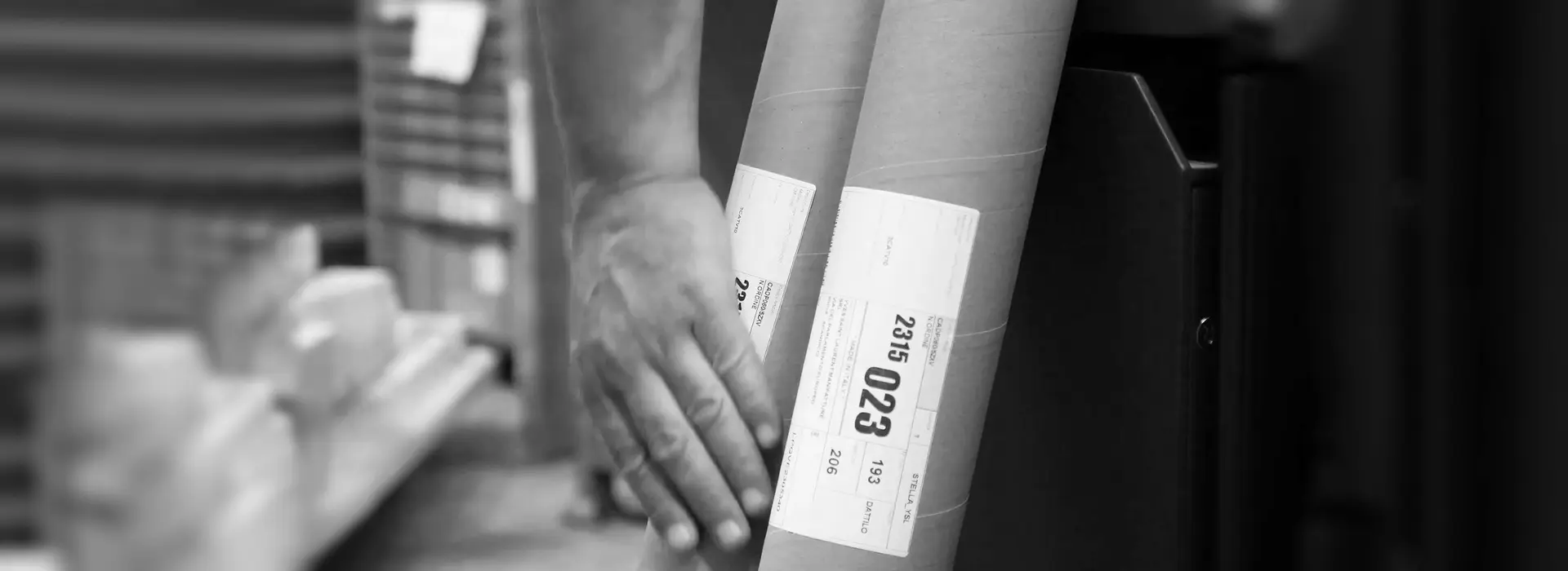 Operatore applica etichetta con origine articolo in magazzino per la tracciabilità
