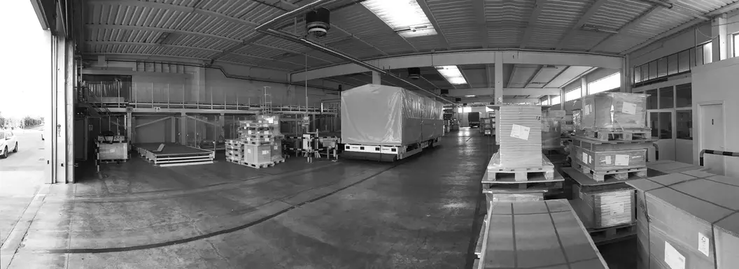 merce in magazzino ricezione con pallet in Licar Spa