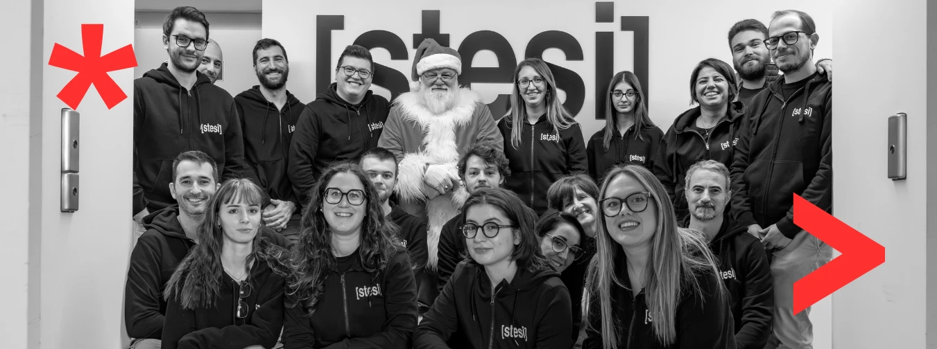 Foto del team Stesi con Babbo Natale in ufficio