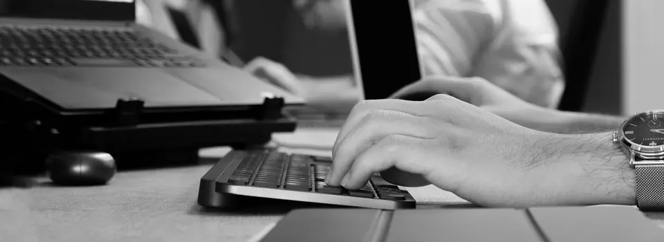 developer sviluppa software per logistica con intelligenza artificiale digitando alla tastiera del pc