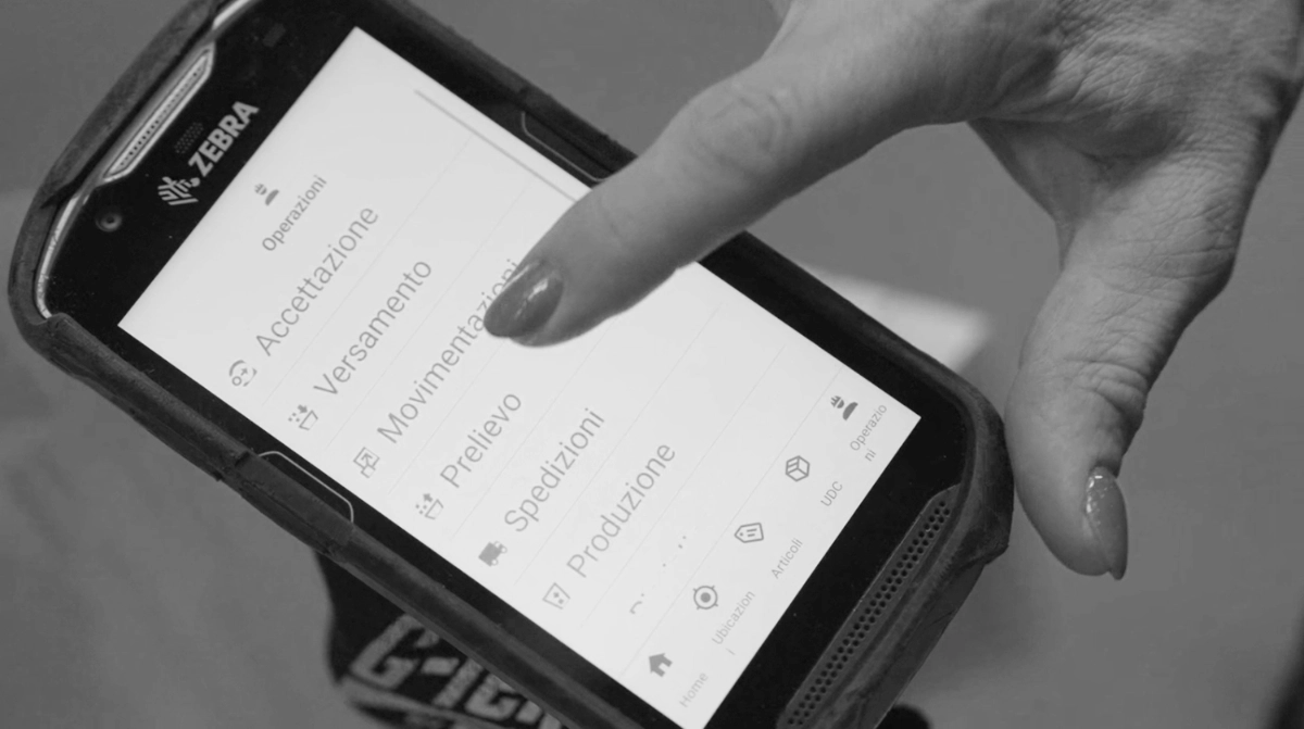 Operatrice utilizza terminale di magazzino con software per la Supply Chain dall'interfaccia mobile intuitiva, tipo di bene agevolato dall'Iperammortamento 2026