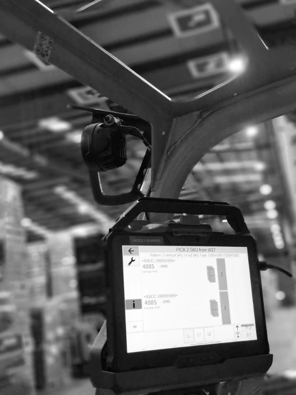 Terminal (tablet) mounted on AGV, indicates to the operator which SKU to pick up with SSCC code, thanks to FGS (Forklift Guidance System) technologies enabled by RTLS (Real Time Location System)