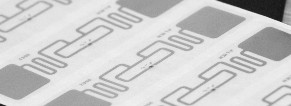 'Alien 9662' RFID tag on a flexible substrate. This inlay design is widely used in the logistics sector for tracking boxes and load units, thanks to its effectiveness in a variety of reading conditions.