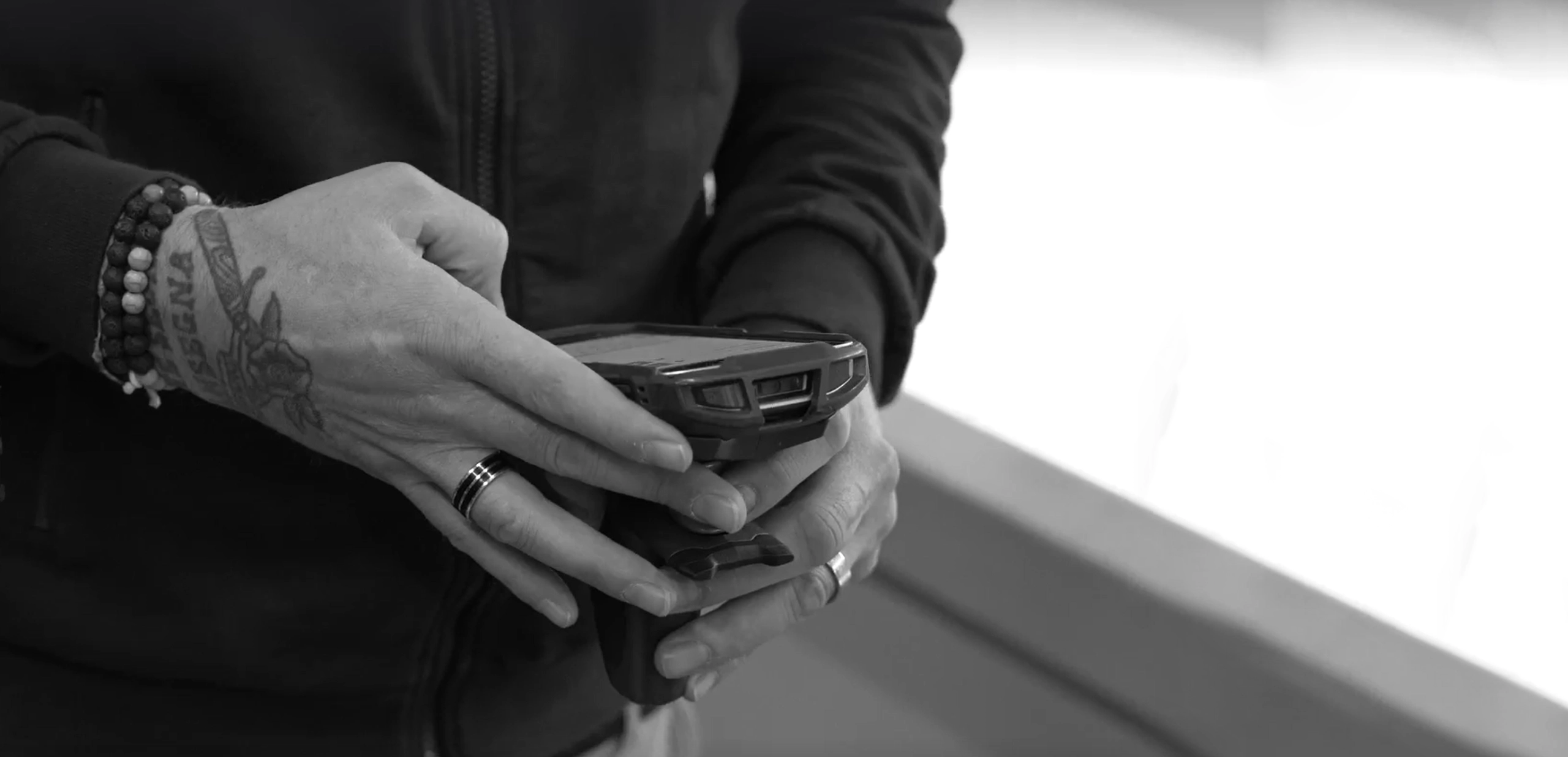 Warehouse operator books time slots to manage activities at the loading and unloading docks via a mobile app