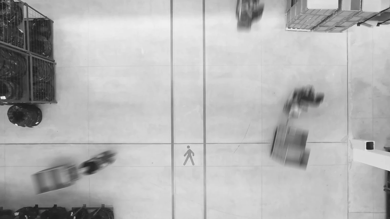 Operators move goods neatly with forklifts in the warehouse with a Warehouse Management System