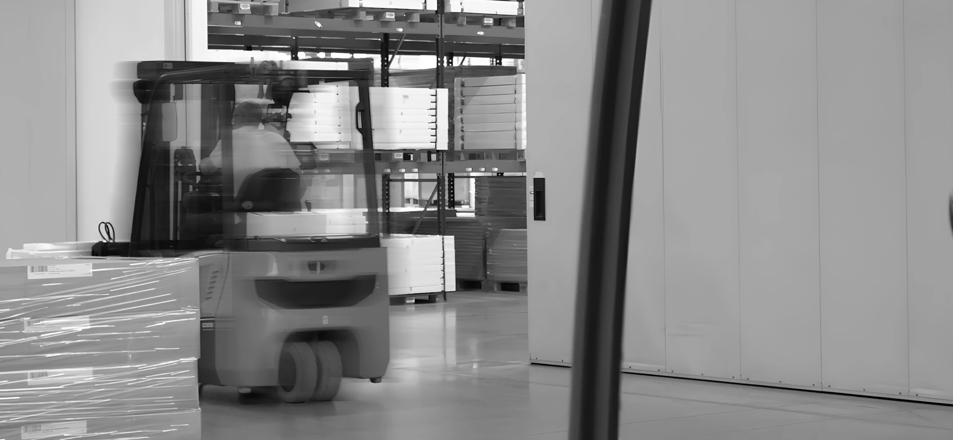 warehouse handling device with RTLS tag for real-time geolocation and tracking