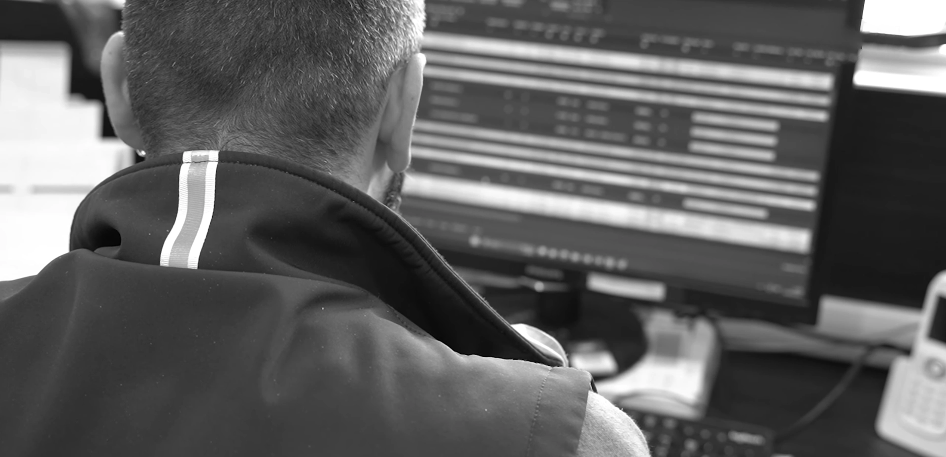 operatore alla workstation guarda il computer (Carrier Interface)