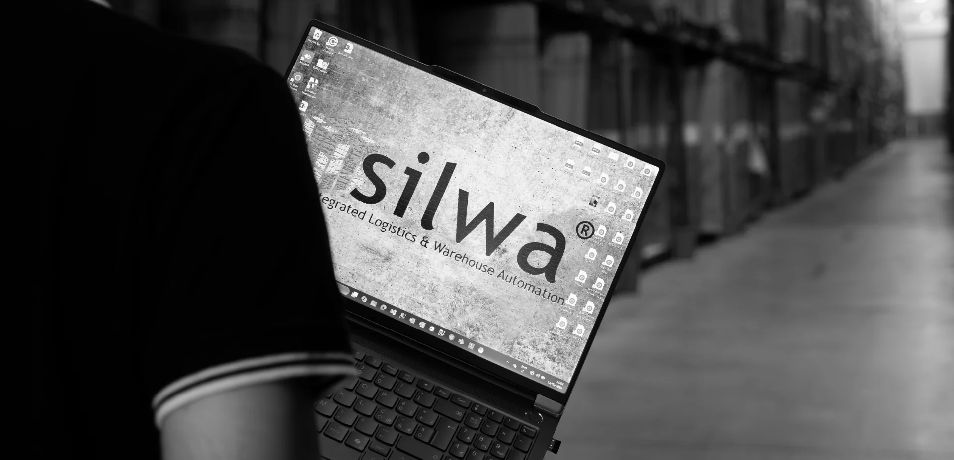 sviluppatore di software MES (Manufacturing Execution System) lavora al computer all'interno di un hub logistico/produttivo