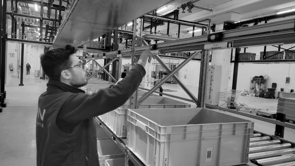 Operator in the BRN warehouse, Stesi customer, performs a picking operation