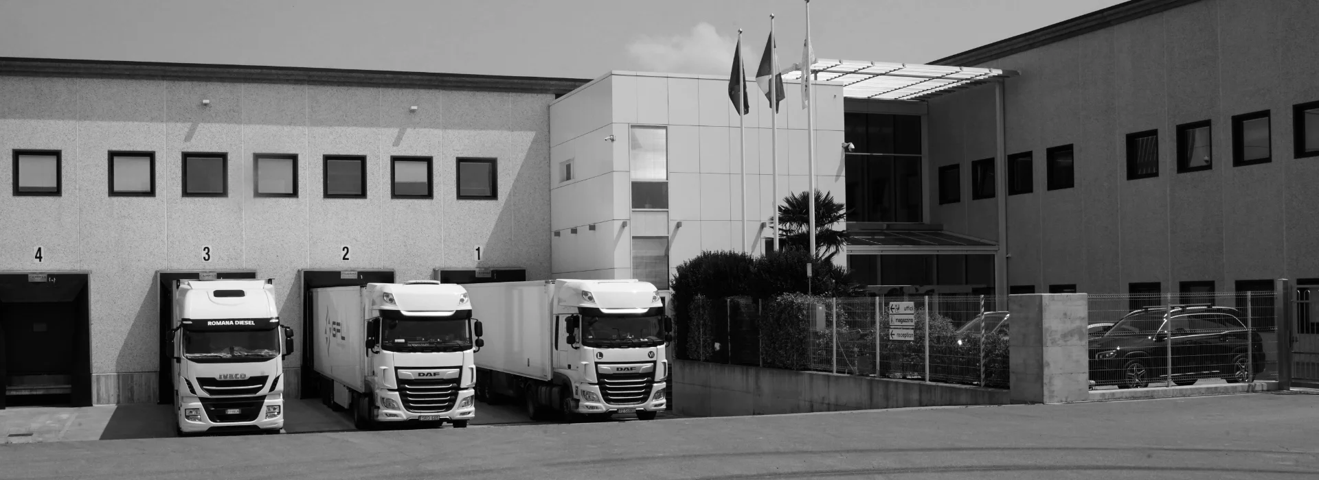 Baia di carico e scarico merce con camion trasportatori per la catena distributiva (supply chain)