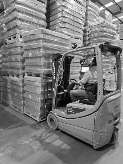 IoT supply chain: pallet-loading forklift tracked via RFID tags in the Alpla warehouse