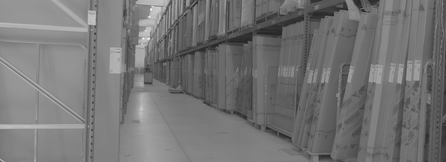 IoT supply chain: a geolocated trolley moves through the warehouse