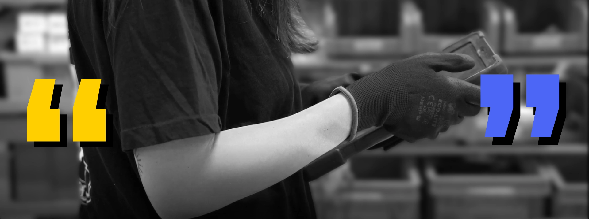 Operatrice di magazzino con tablet mobile in mano