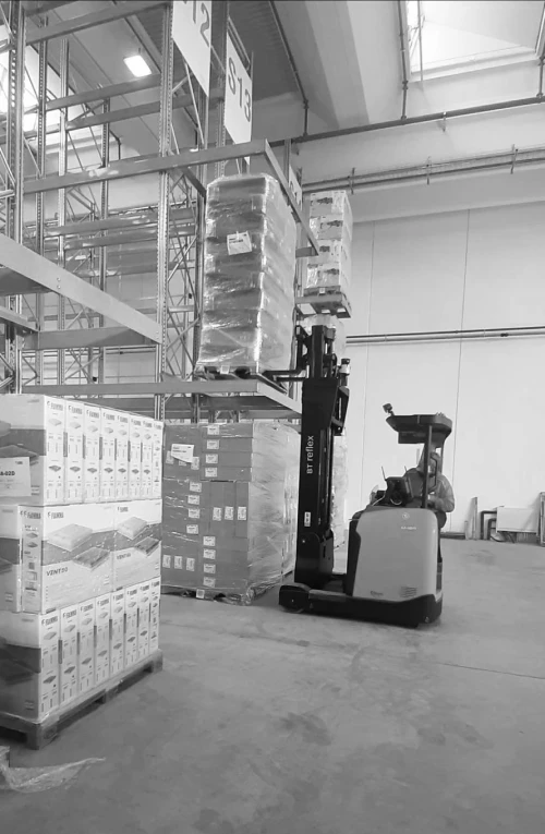 VNA trucks in the warehouse: forward-facing pallet picking