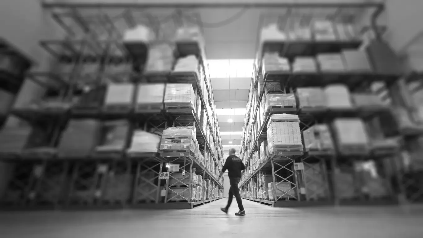 Operator walks near a vertical automated warehouse (in BRN)