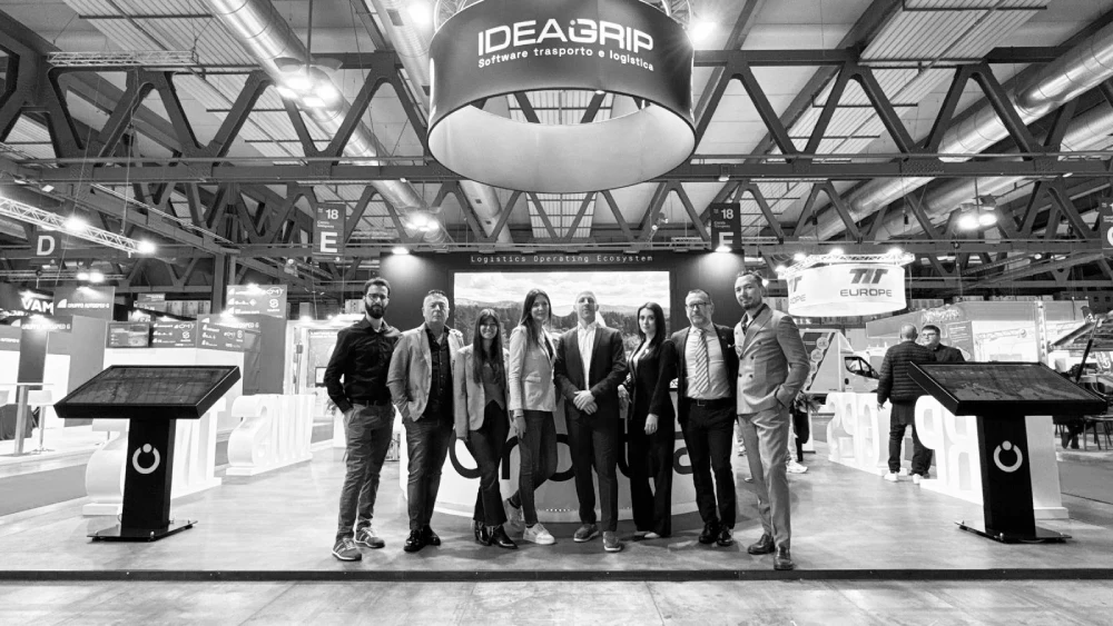 Rappresentanti di Stesi, Ideagrip e Bim Service alla fiera Transpotec Logitec di Milano 2026 in posa