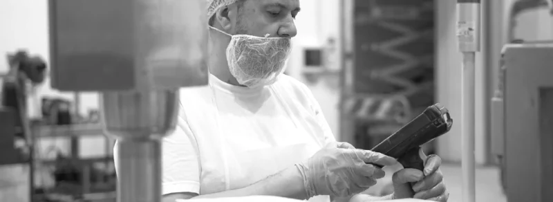 Production operator at the Roberto Industria Alimentare factory, which uses Stesi’s silwa MES software