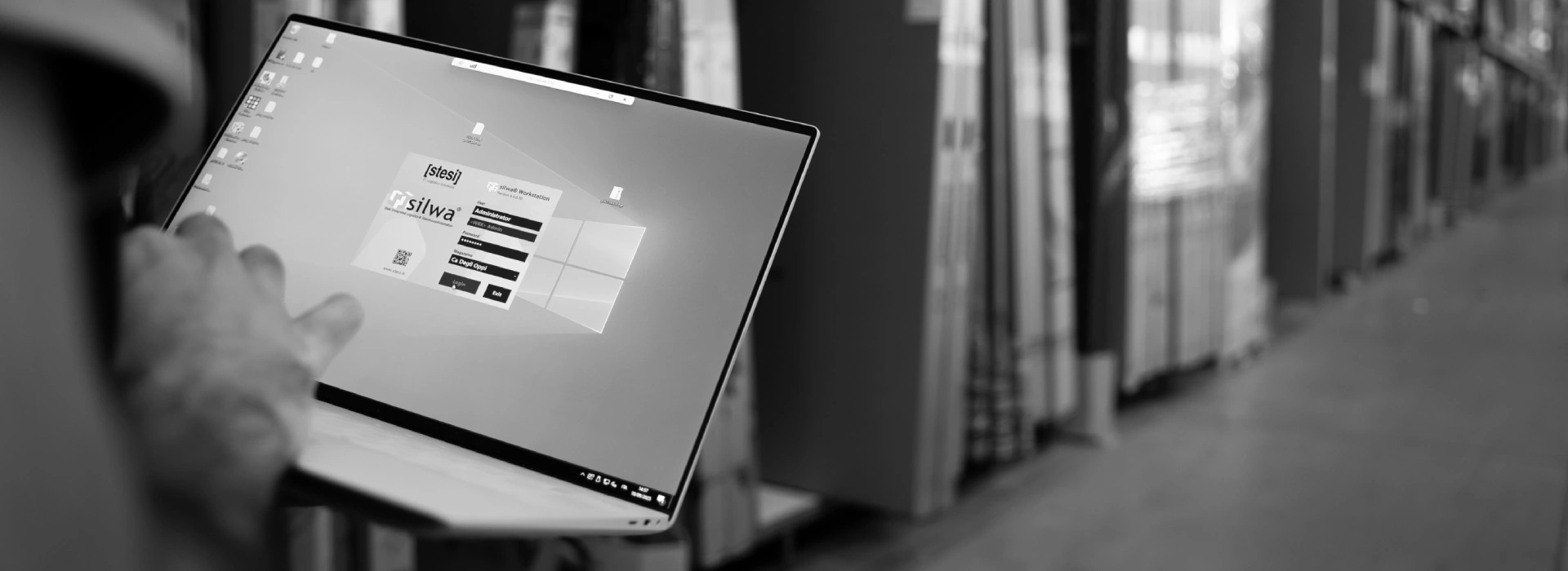 ERP vs WMS: warehouse operators access WMS software integrated with the company’s ERP system