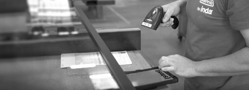 operatore di magazzino in Samo Spa con scanner e software WMS silwa di Stesi