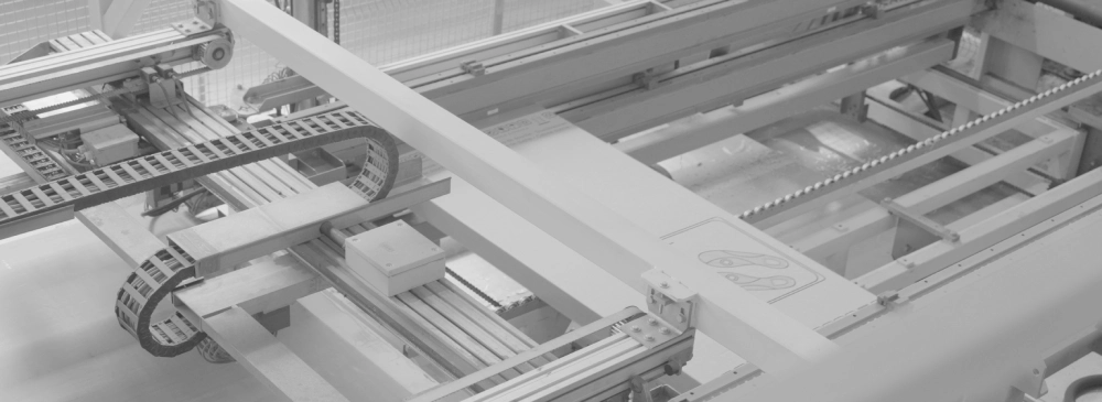 Macchinari di produzione in fabbrica connessi con software MES (Manufacturing Execution System)