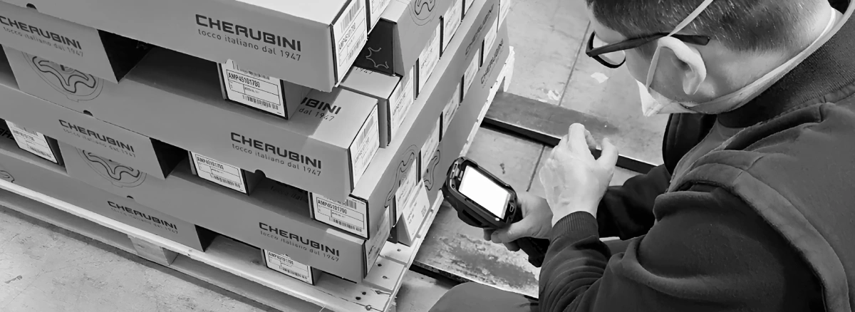 logistica prodotti elettronici: operatore di magazzino di Cherubini Group scansiona pallet con terminale e software WMS (Warehouse Management System) di Stesi Srl